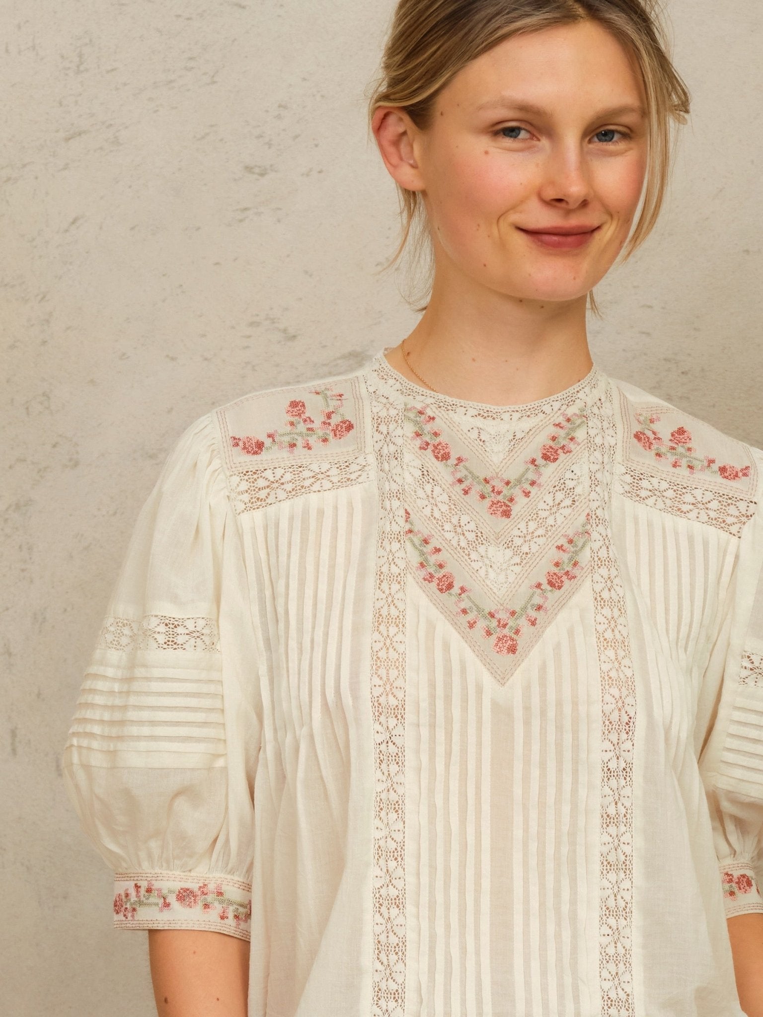 M.A.B.E Fleur Emb Top S7S Ecru/Multi - Den Lille Ida - M.A.B.E