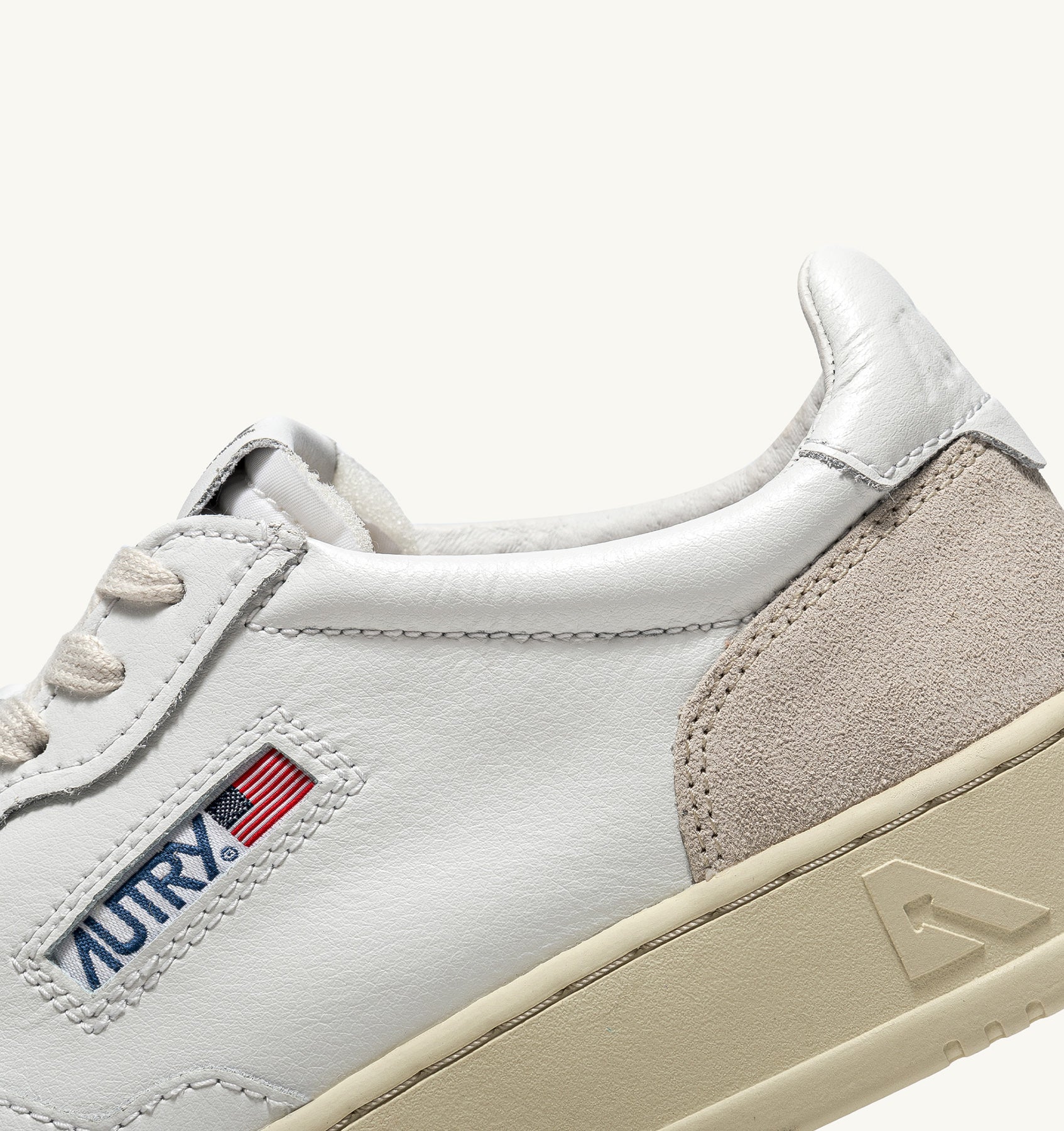 AUTRY MEDALIST LOW SNEAKERS IN WHITE LEATHER AND BEIGE SUEDE