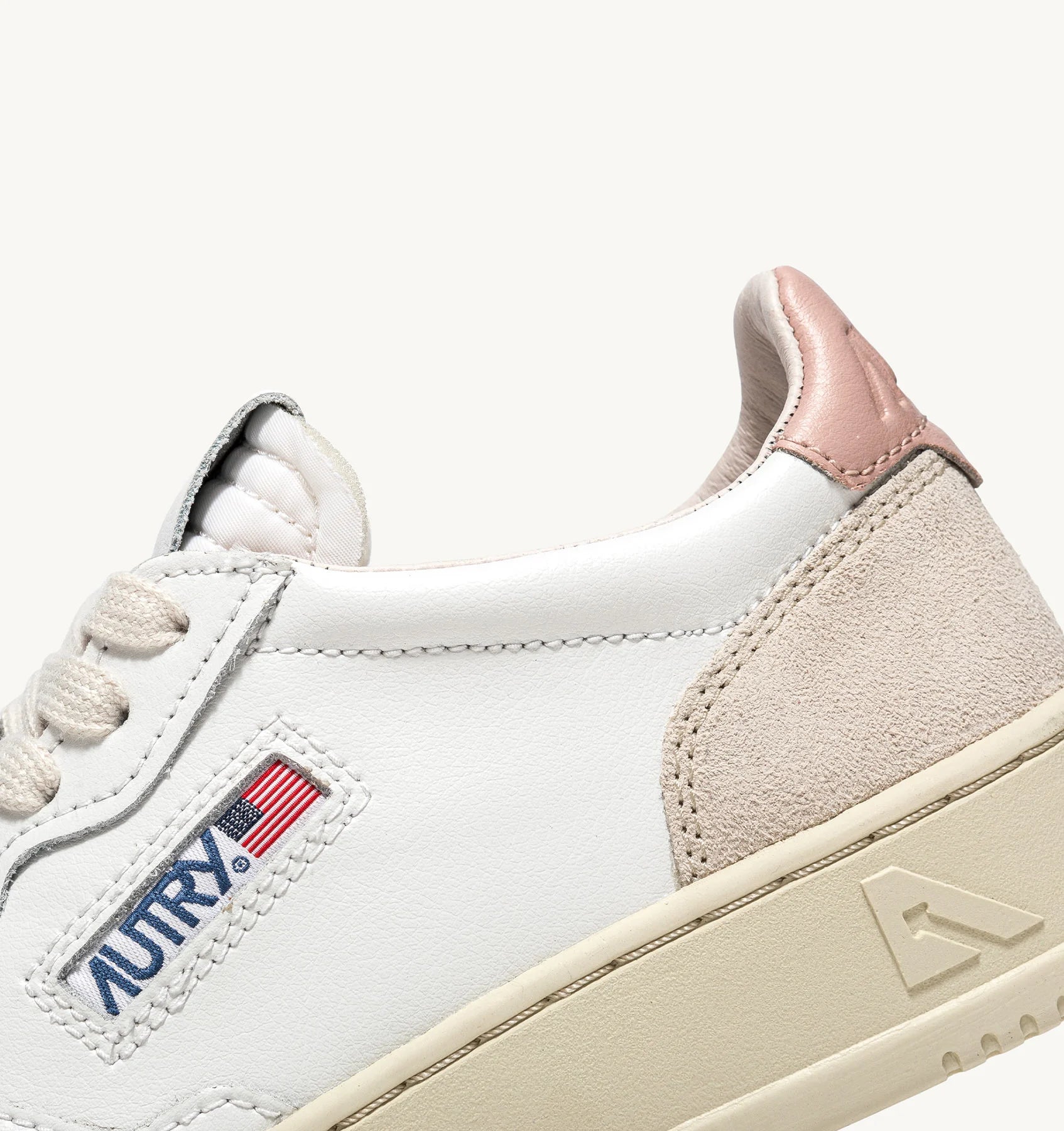 Autry Medalist Low Sneakers in Suede and Leather White and Powder - Den Lille Ida - Autry