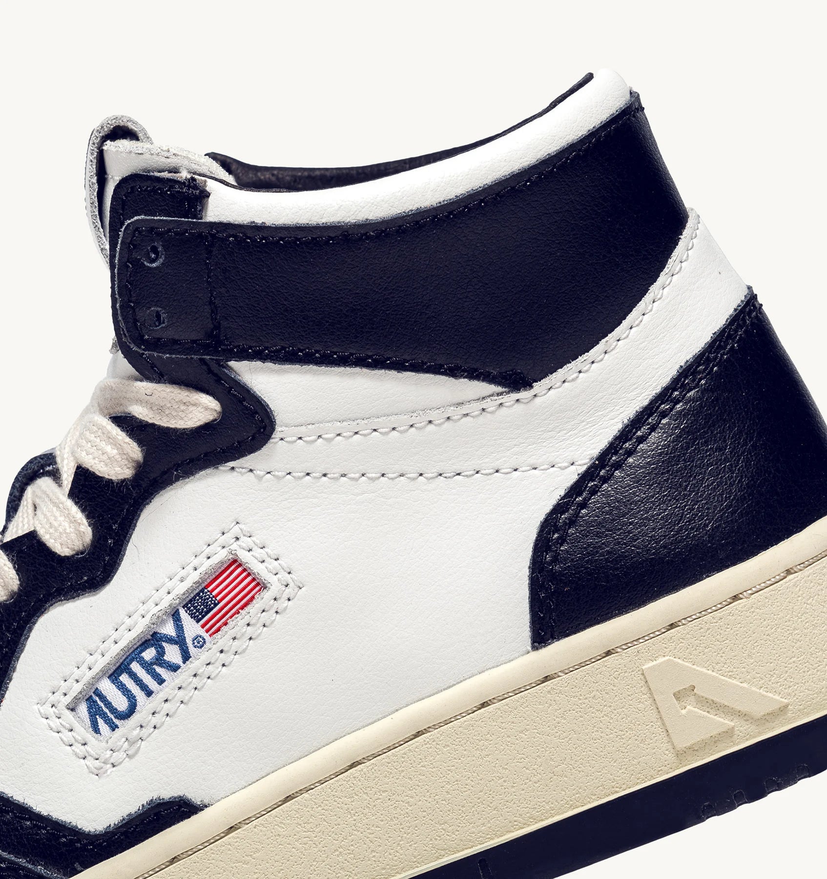 Autry Medalist Mid Sneakers in White And Blue Leather - Den Lille Ida - Autry