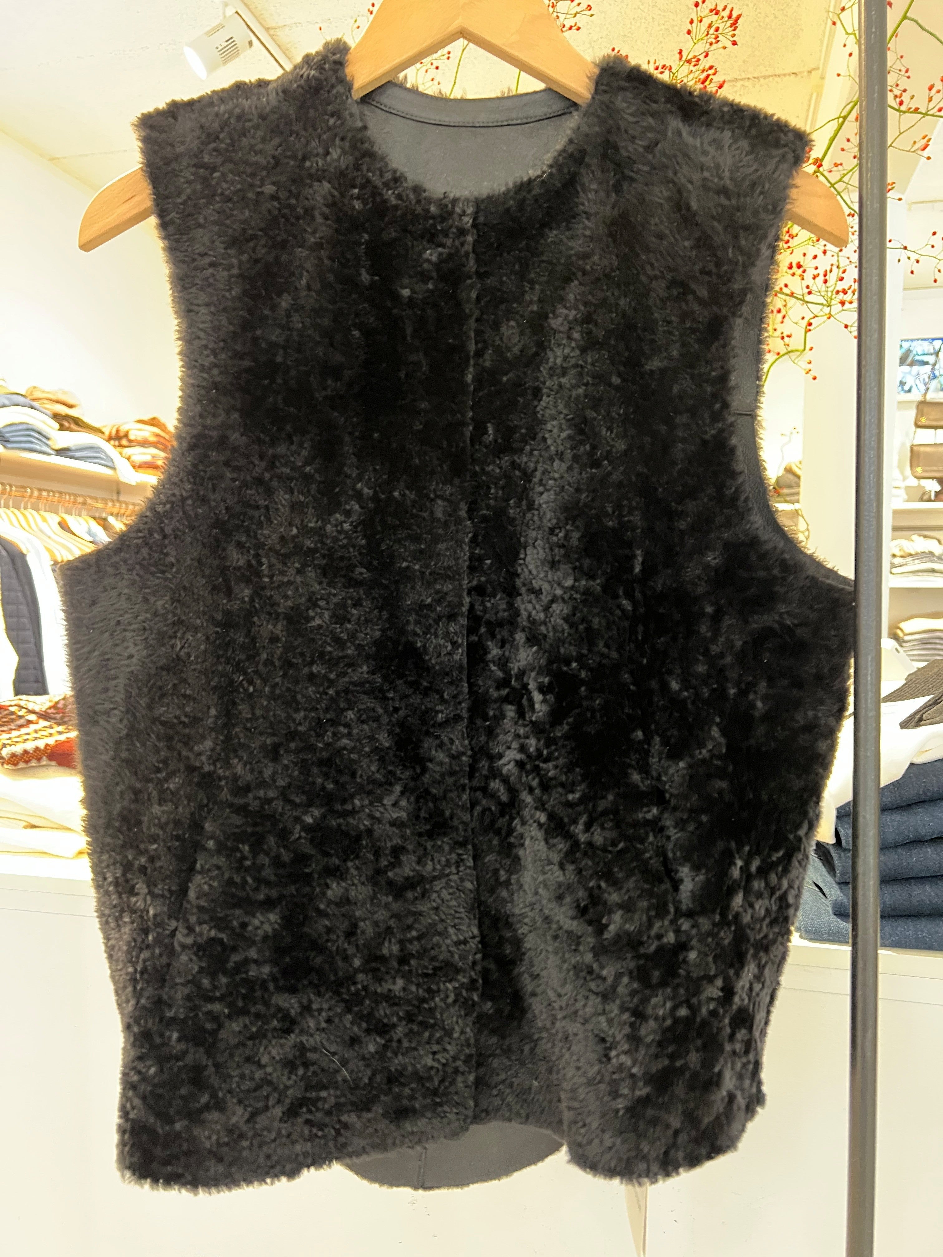 Benedikte Utzon Heidis Vest Black