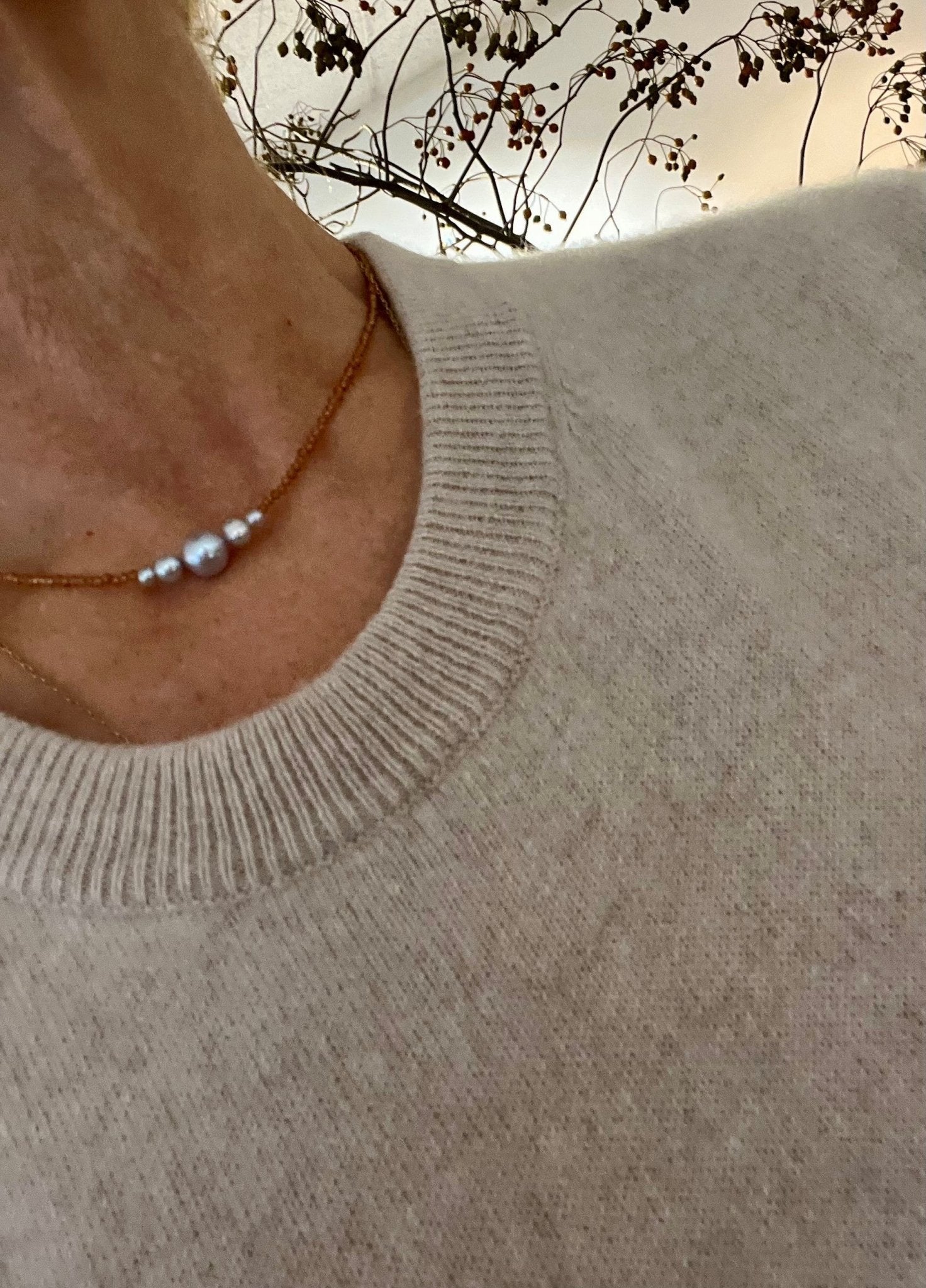 Line Nørgaard kort halskæde med grå kulturperler og granater - Den Lille Ida - Line Nørgaard