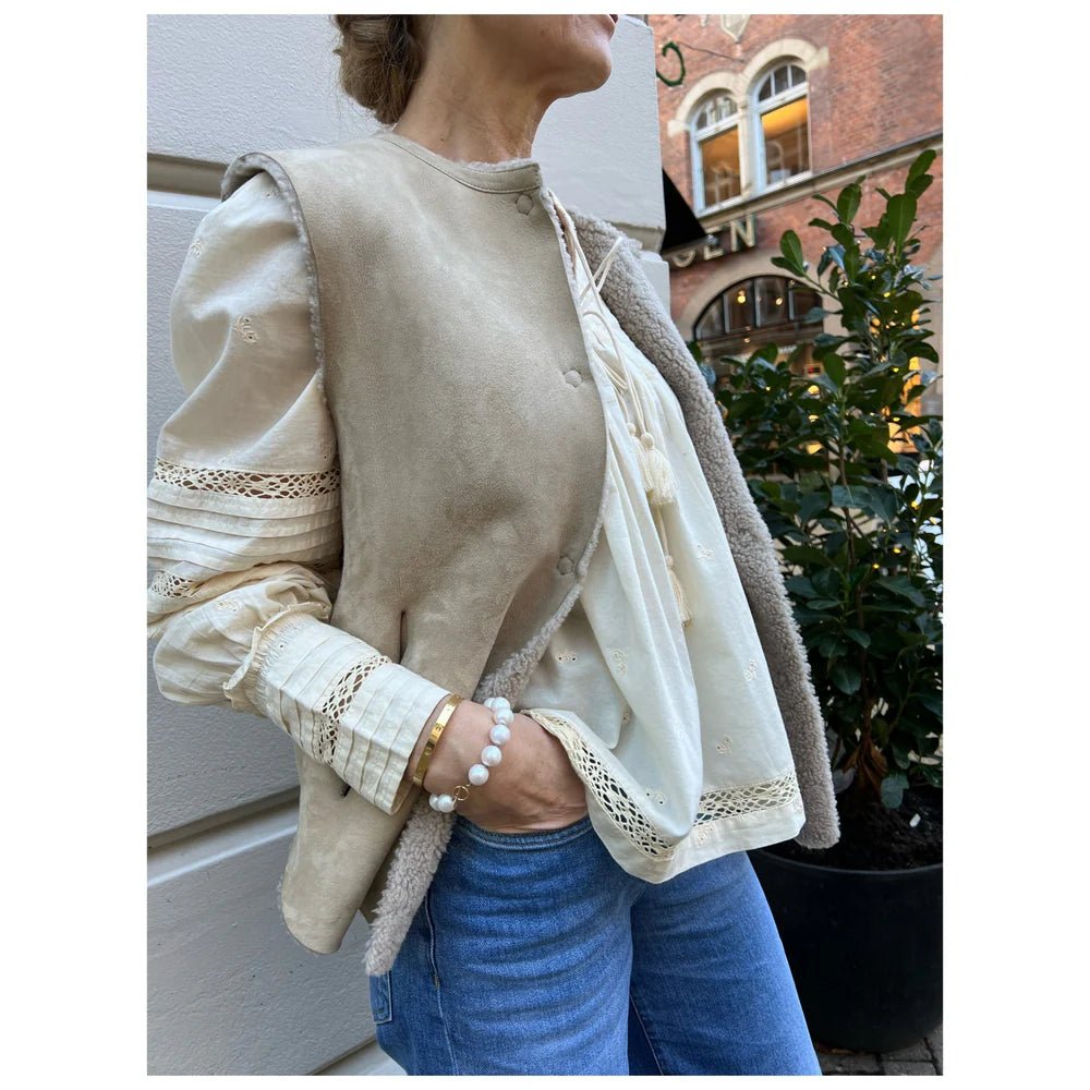 Line Nørgaard perlearmbånd med guldlås 12 mm hvide perler - Den Lille Ida - Line Nørgaard