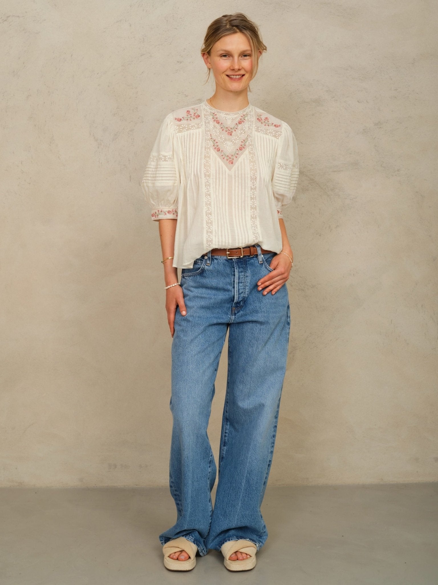 M.A.B.E Fleur Emb Top S7S Ecru/Multi - Den Lille Ida - M.A.B.E